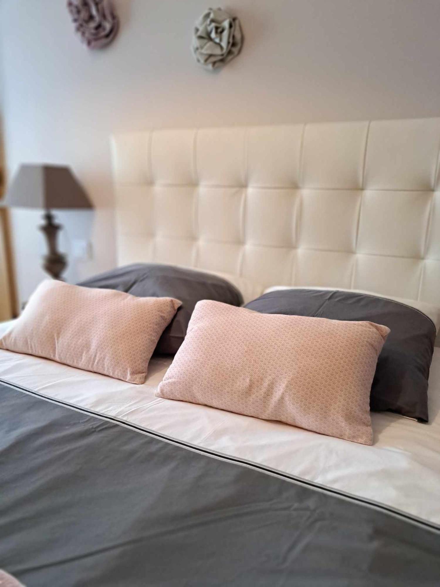 A L'Ombre De La Treille -Proche Saint-Emilion Bed & Breakfast Bagian luar foto